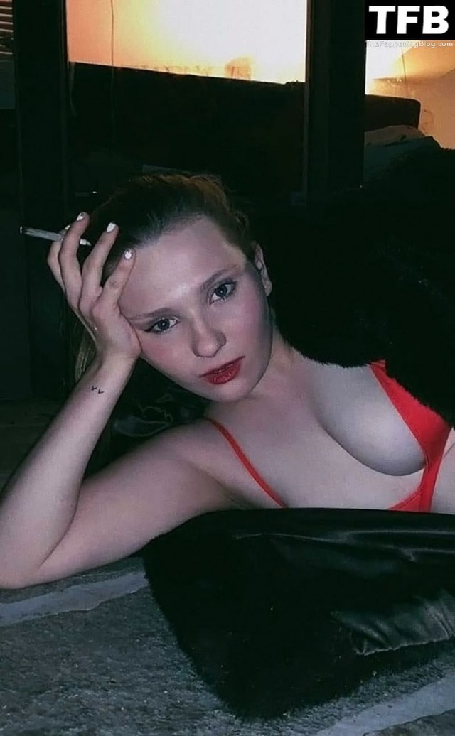 Abigail Breslin American Actress Xxx Keeper Comedy Maybe Instagram Double