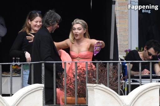 Florence Pugh Old Hat Rev Sexy Pro Actress Terrace Outfit Porn Continue Photo Celebrity Filming Neighborhood Transform Natural Small Tits Out Nsa Surprise Race