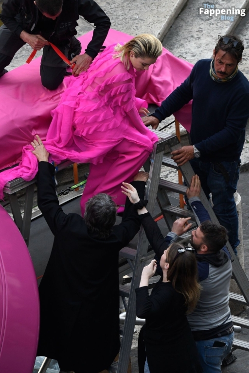 Florence Pugh Old Hat Rev Sexy Pro Actress Terrace Outfit Porn Continue Photo Celebrity Filming Neighborhood Transform Natural Small Tits Out Nsa Surprise Race