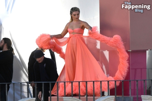 Florence Pugh Old Hat Rev Sexy Pro Actress Terrace Outfit Porn Continue Photo Celebrity Filming Neighborhood Transform Natural Small Tits Out Nsa Surprise Race