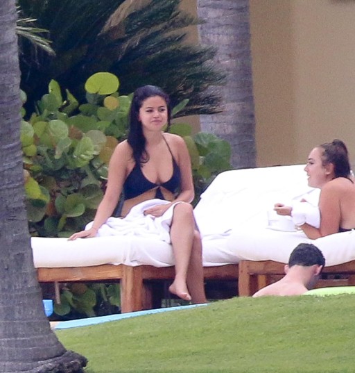 Selena Gomez American Brown Eyes With Friends Sex Spring Breakers Female Place Straight Sexy Music See Through Actress Actress Small Breasts Sexy Friends Bikini